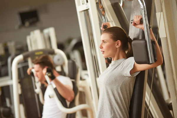 Pretty girl does exercises for arms and chest. — Stock Photo, Image