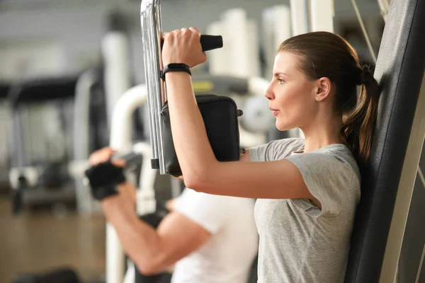 Female athlete working out at gym. — Stock Photo, Image