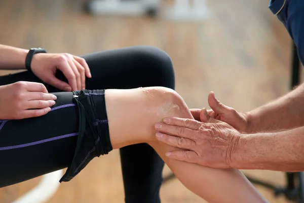 Раненая женская нога во время физических упражнений . — стоковое фото