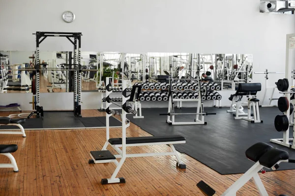 Gimnasio interior con equipo. — Foto de Stock