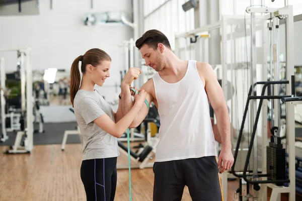 Joven hermosa pareja en el gimnasio . — Foto de Stock