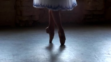 pointes içinde bacaklarını balerin dans etmekten yakın çekim.