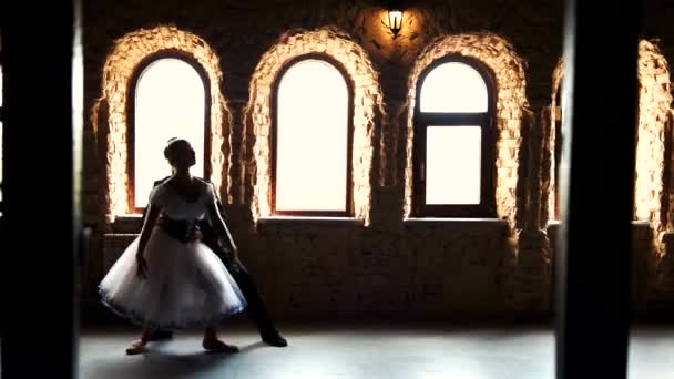Pareja bailando danza de ballet en estudio moderno . — Vídeo de stock