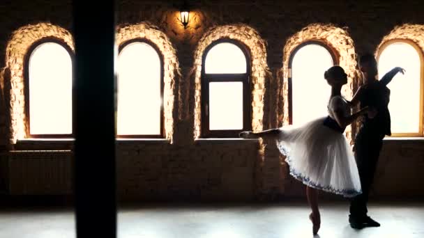 Bailarines de ballet profesionales bailando ballet en el estudio . — Vídeo de stock