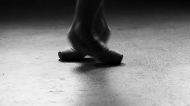 Bailarinas pies en el salón de baile . — Vídeos de Stock