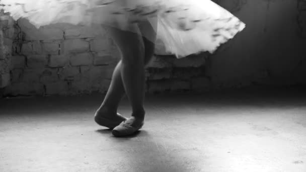 Ballerina dreht sich im Ballettstudio auf Zehenspitzen. — Stockvideo
