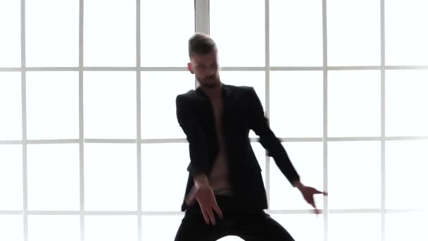 Danseuse de ballet masculine exécutant la danse . — Video