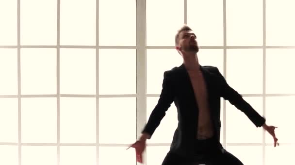 Danseuse masculine adulte sur fond de studio blanc . — Video