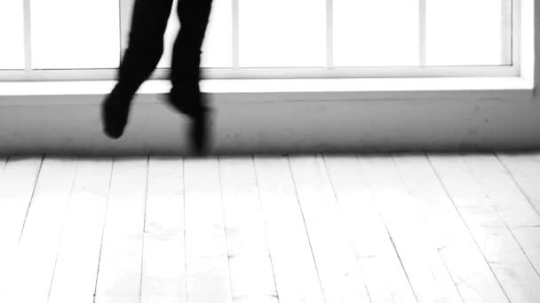 Mannelijke ballet danser dansen in Pointe-schoenen. — Stockvideo