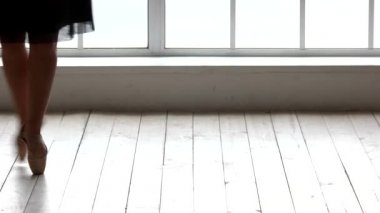 Dans stüdyosunda pointe ayakkabı zarif balerin bacaklar.