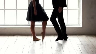 Bale çifti performans öncesi prova yapıyor.