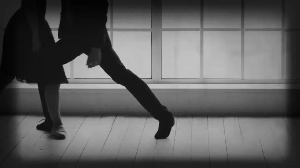 To ballet dansere praktiserende dans bevæger sig . – Stock-video