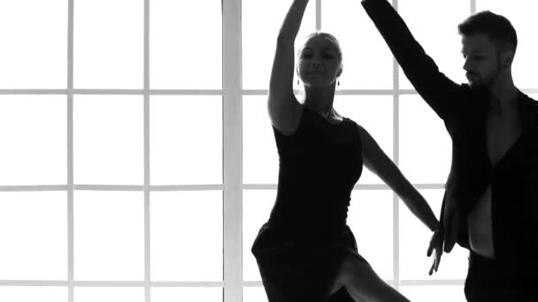 Hombre y mujer atléticos practicando ballet en el estudio . — Vídeo de stock