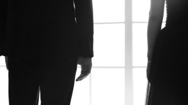 Genç ve zarif çift el ele tutuşuyor..