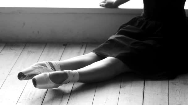 Балетная женщина, отдыхающая на полу . — стоковое видео
