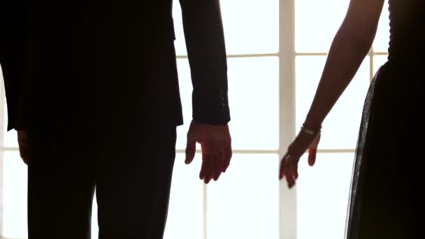 Крупним планом молода пара об'єднує руки в приміщенні . — стокове відео