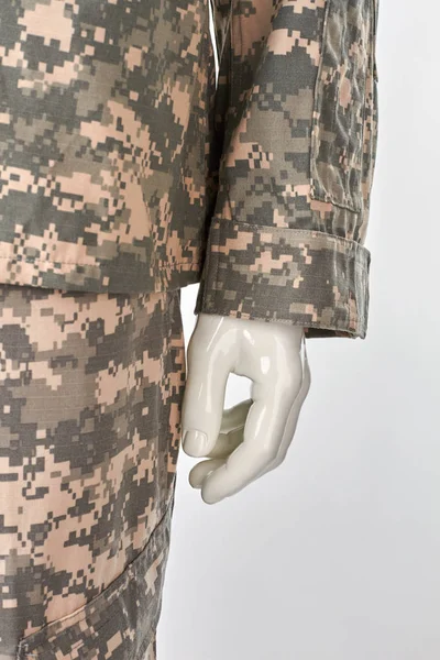 Lewe manekiny ręka w mundurze wojskowym. — Zdjęcie stockowe