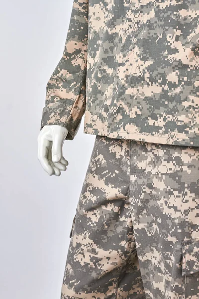 Rechter mannequins hand in soldaten uniform. — Stockfoto