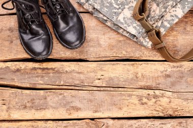 Ahşap üzerinde asker giysileri.