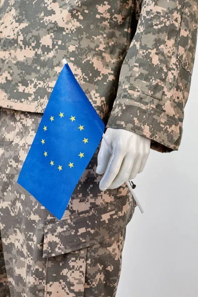 Mannequin en uniforme de l'armée tient le drapeau européen . — Photo
