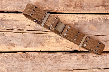 Ahşap üzerinde askeri kayış.