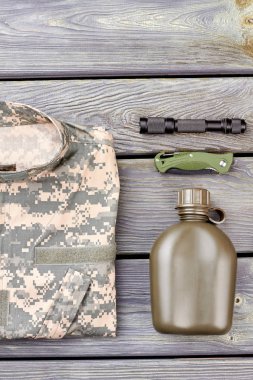 Askeri aksesuar düzenleme düz yatıyordu.