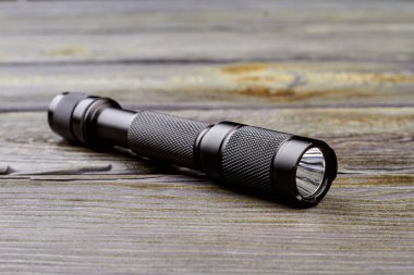 Ahşap üzerinde siyah el feneri.