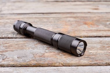 Ahşap üzerinde siyah meşale.