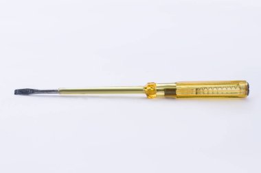 Beyaz arkaplanda sarı saplı tornavida.