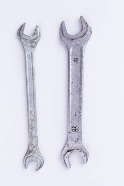 İki metal anahtar, üst görünüm.