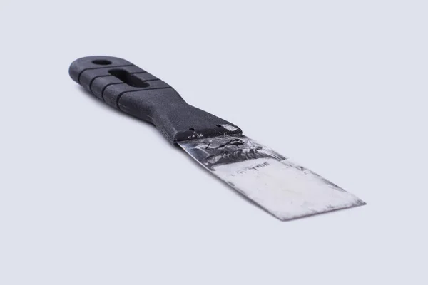 Fém spatula műanyag fogantyúval, fehér háttérrel. — Stock Fotó