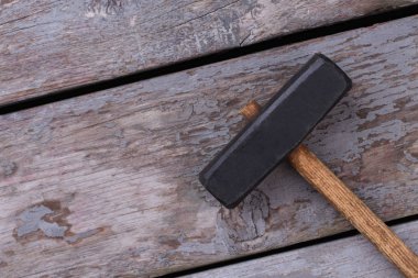 Rustik ahşap tahtalar üzerinde balyoz çekiç.