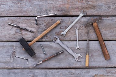 Ahşap arka planda çeşitli araçlar.