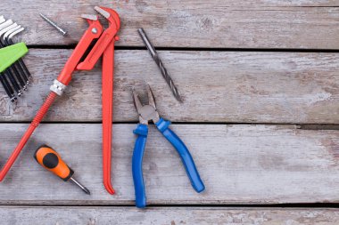 Ahşap arka planda farklı inşaat araçları.