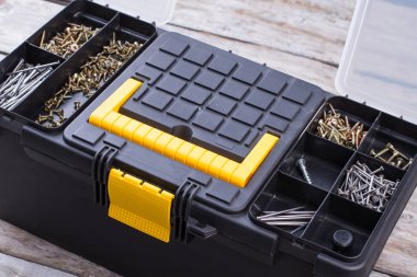 Çivi ve vida ile Kara kutu.