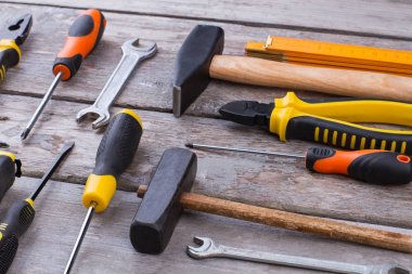 Ahşap arka planda inşaat araçları kümesi.