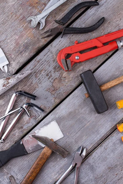 Set gereedschappen en instrumenten op houten ondergrond. — Stockfoto