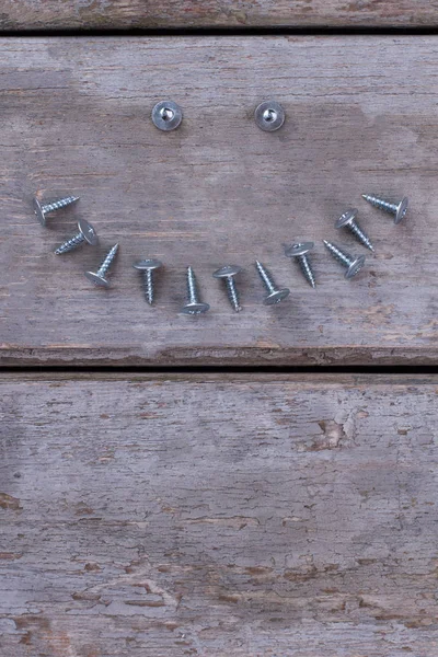 Komposition med skruvar naglar på trä bakgrund. — Stockfoto