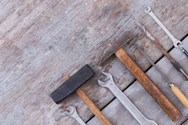 Werkzeuge der Zimmerleute auf Holzgrund. — Stockfoto