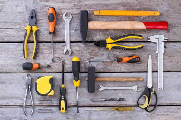 Herramientas de construcción sobre fondo de madera. — Foto de Stock