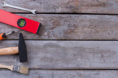 Rustik ahşap tahtalarda farklı çalışma araçları.