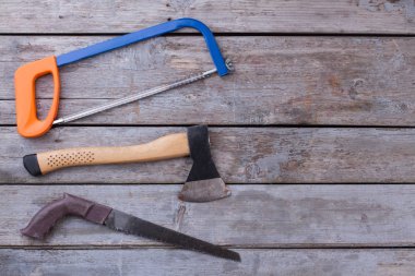 Ahşap arka planda marangozluk araçları.