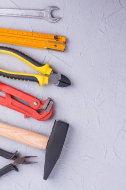 Çeşitli inşaat araçları, üst görünüm.