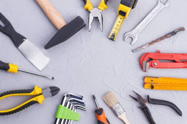 Gri arka plan üzerindeki inşaat araçlarından çerçeve.