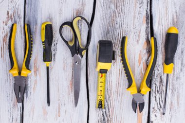 Ahşap arka planda çalışma araçları.