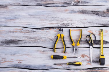 Tahta arkaplanda kopyalama alanı olan inşa araçları.