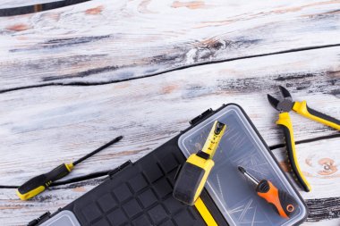 Ahşap arka plan üzerinde çeşitli araçlar kümesi.