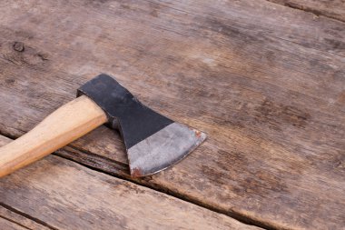 Eski ahşap zemin üzerinde paslı balta.