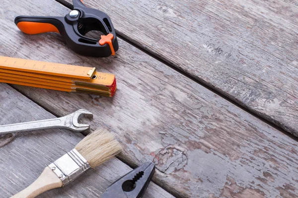 Εργαλεία κατασκευής σε ξύλινες σανίδες. — Φωτογραφία Αρχείου