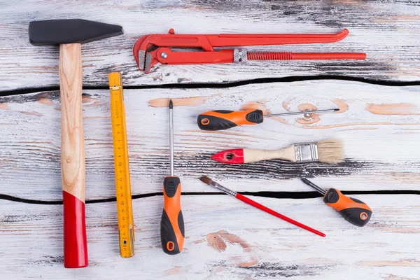 Diferentes herramientas de construcción sobre fondo de madera. — Foto de Stock